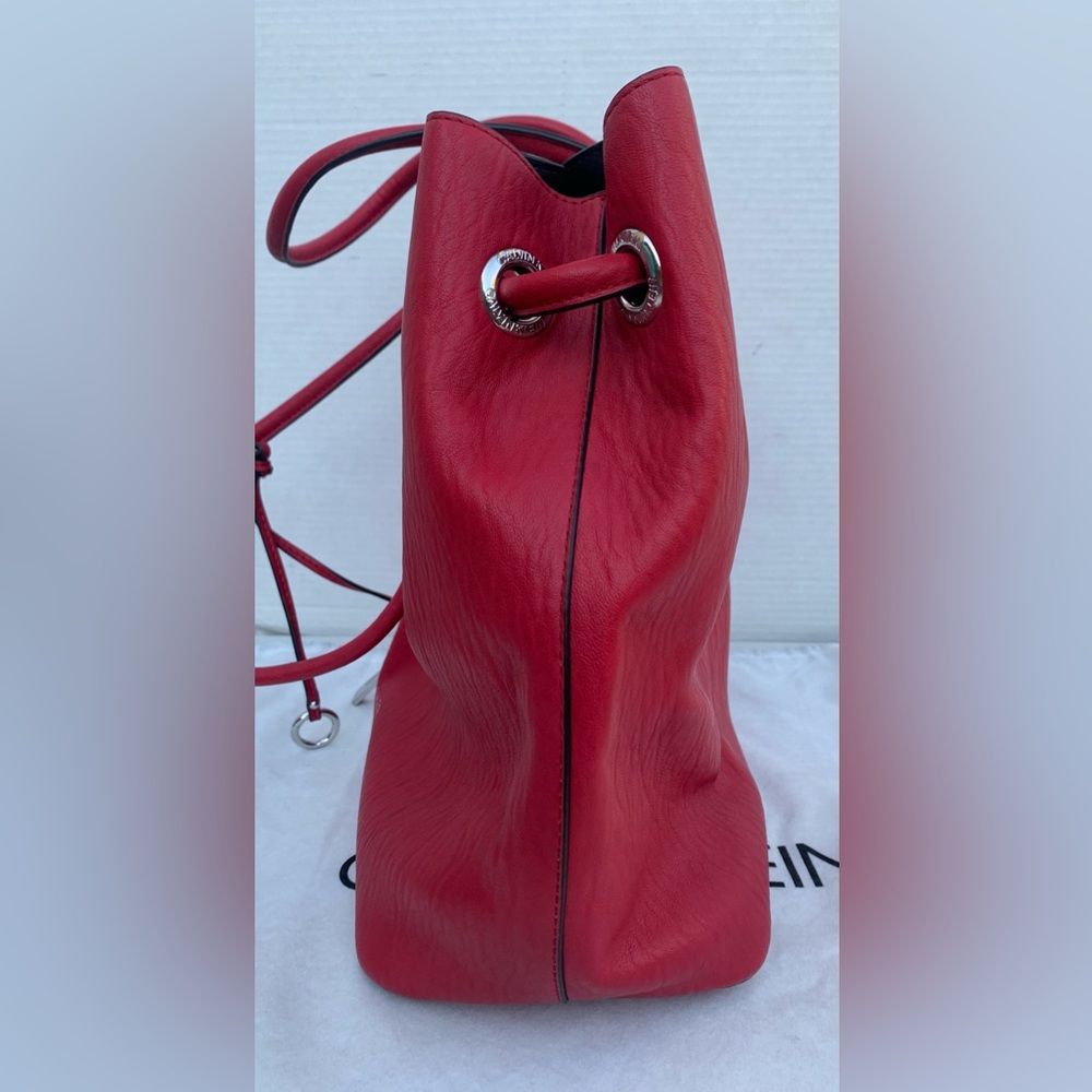 Calvin Klein Gabrianna Red Tote Bucket Bag NWOT + Free La Mer Beauty Bag - Picture 8 of 10